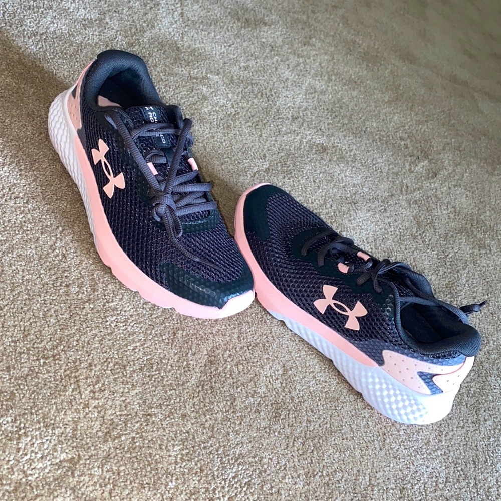 Girls Under Armour GGS Charged Rouge 3 sneaker, size 5.5, grey/pink/white